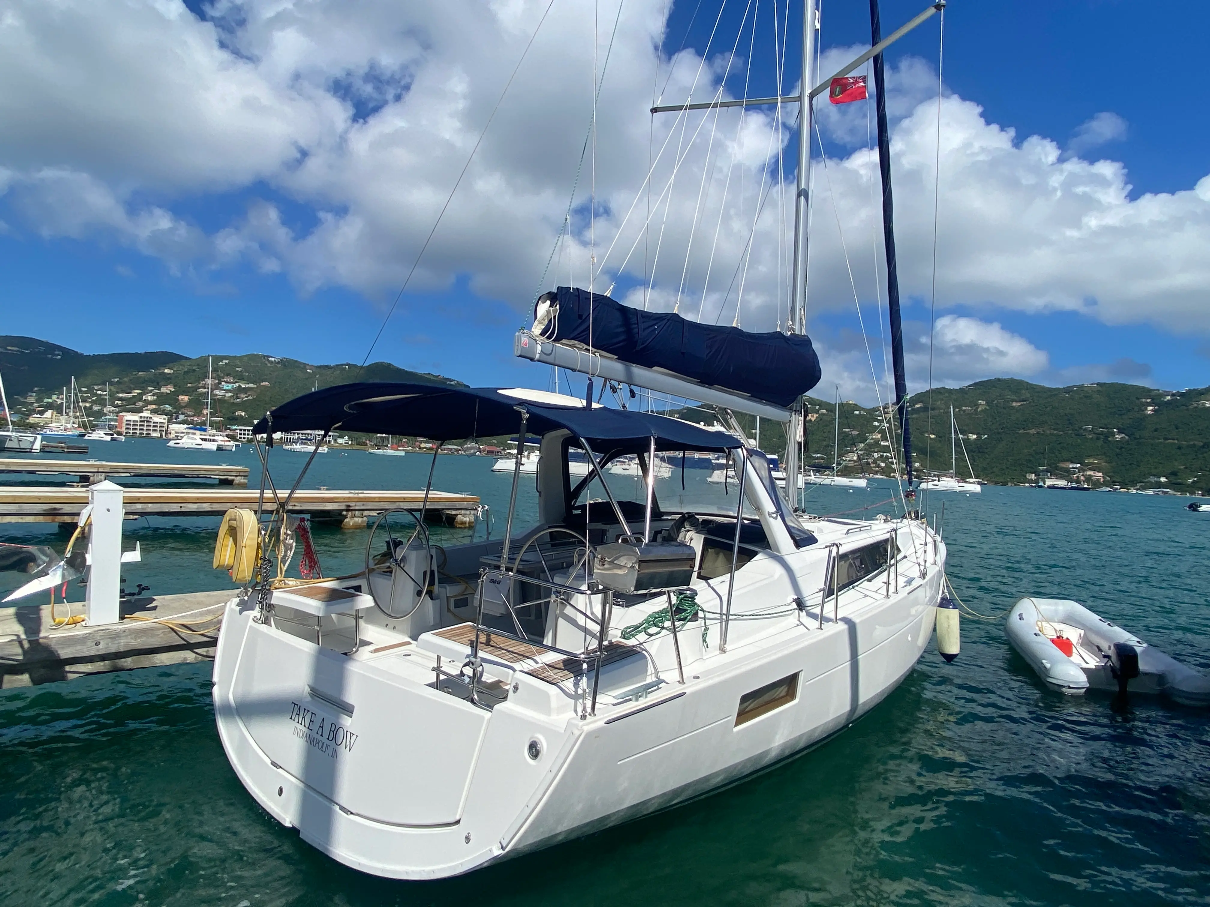 Take a bow, Beneteau 41 sailing monohull charter